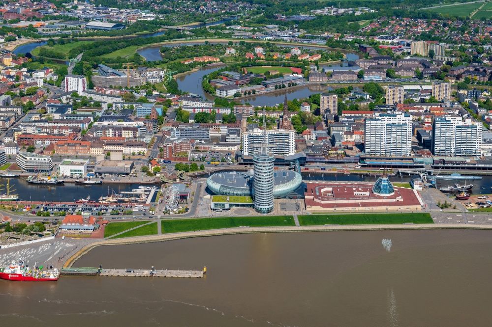 Luftaufnahme Bremerhaven - Stadtansicht am Ufer des Flußverlaufes der Weser in Bremerhaven im Bundesland Bremen, Deutschland