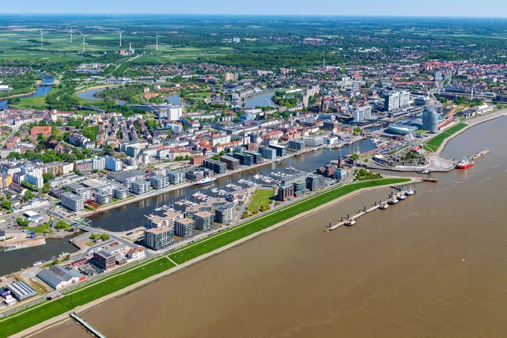 Luftaufnahme Bremerhaven - Stadtansicht am Ufer des Flußverlaufes der Weser in Bremerhaven im Bundesland Bremen, Deutschland