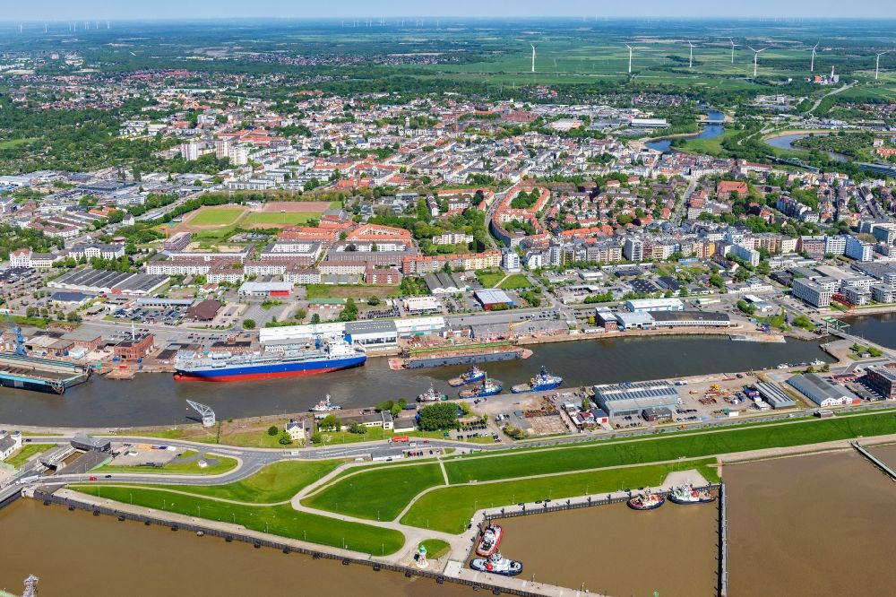Bremerhaven von oben - Stadtansicht am Ufer des Flußverlaufes der Weser in Bremerhaven im Bundesland Bremen, Deutschland
