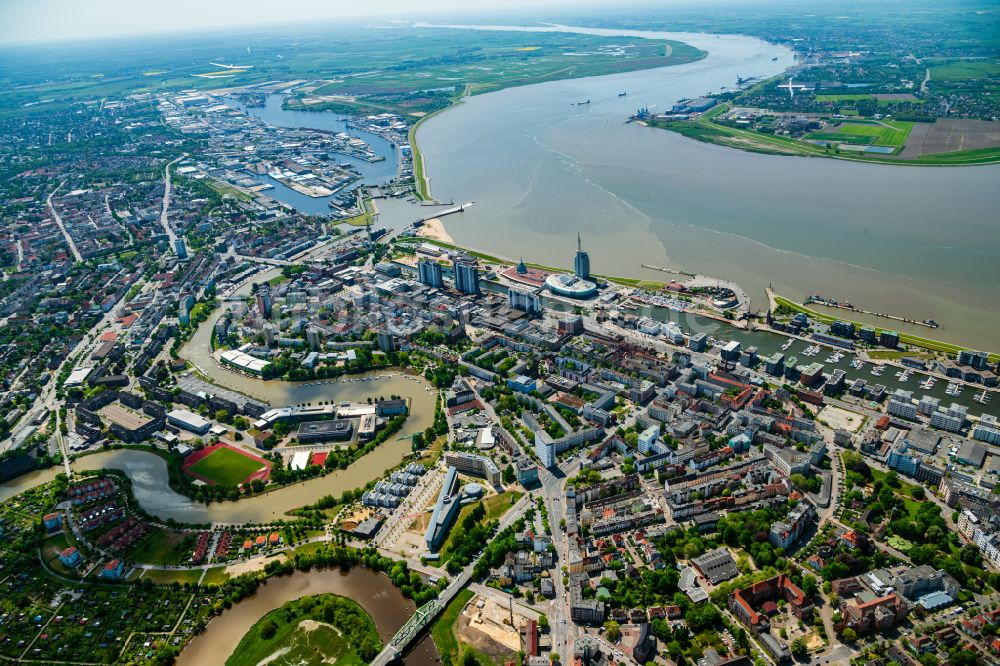 Luftbild Bremerhaven - Stadtansicht am Ufer des Flußverlaufes Weser in Bremerhaven im Bundesland Bremen, Deutschland