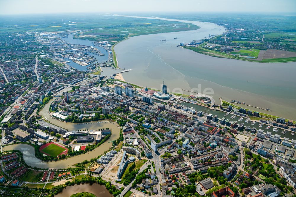 Luftaufnahme Bremerhaven - Stadtansicht am Ufer des Flußverlaufes Weser in Bremerhaven im Bundesland Bremen, Deutschland