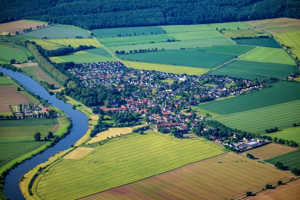 Grohnde von oben - Stadtansicht am Ufer des Flußverlaufes der Weser in Grohnde im Bundesland Niedersachsen, Deutschland