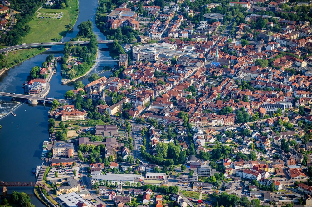 Luftbild Hameln - Stadtansicht am Ufer des Flußverlaufes der Weser in Hameln im Bundesland Niedersachsen, Deutschland