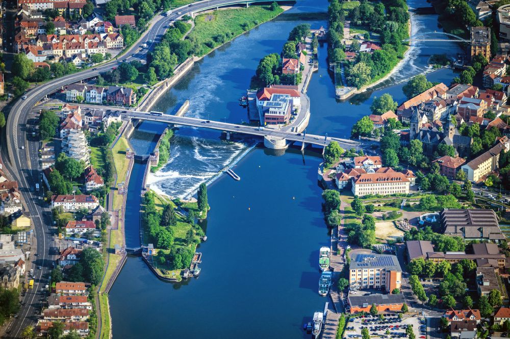 Luftaufnahme Hameln - Stadtansicht am Ufer des Flußverlaufes der Weser in Hameln im Bundesland Niedersachsen, Deutschland