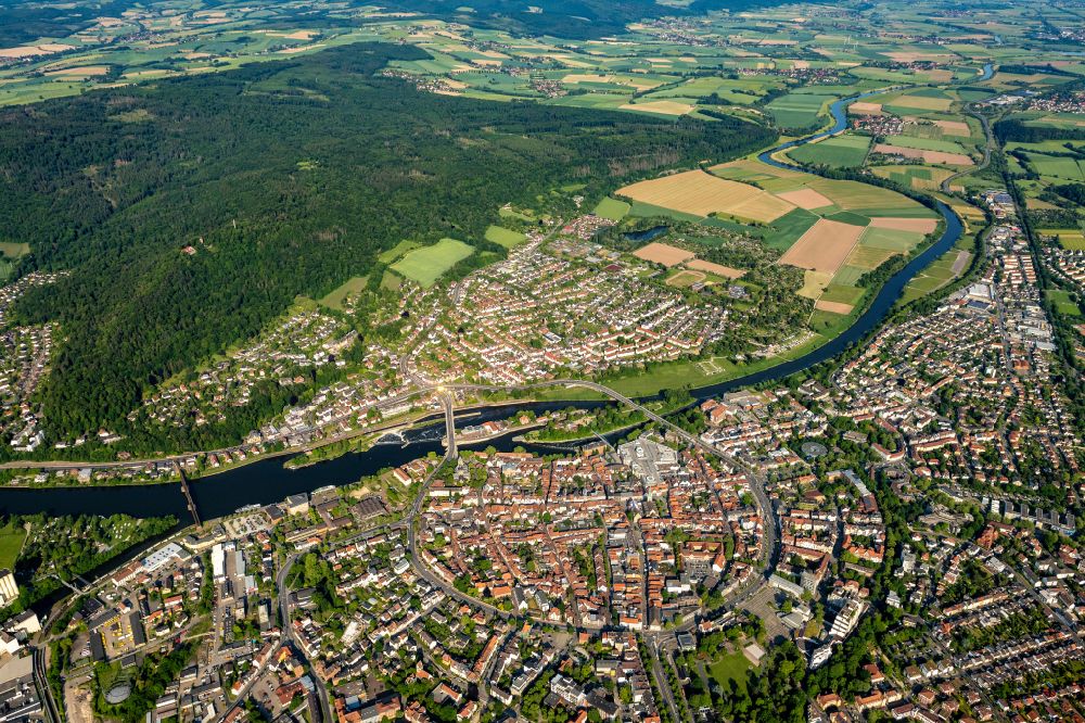 Hameln von oben - Stadtansicht am Ufer des Flußverlaufes der Weser in Hameln im Bundesland Niedersachsen, Deutschland