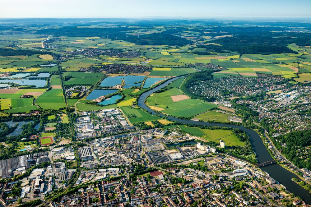 Hameln aus der Vogelperspektive: Stadtansicht am Ufer des Flußverlaufes der Weser in Hameln im Bundesland Niedersachsen, Deutschland