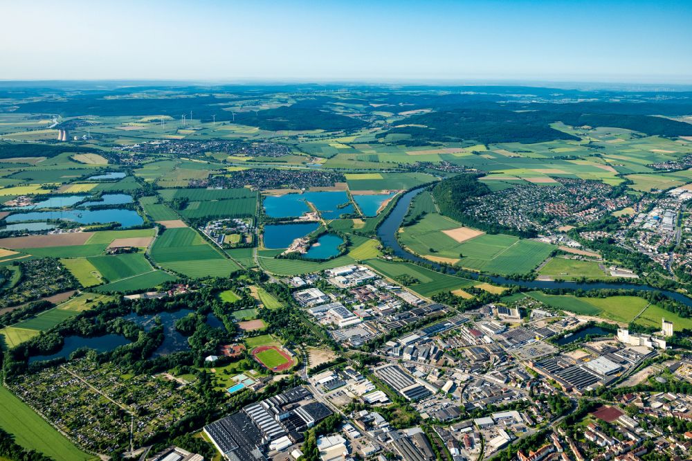Luftbild Hameln - Stadtansicht am Ufer des Flußverlaufes der Weser in Hameln im Bundesland Niedersachsen, Deutschland
