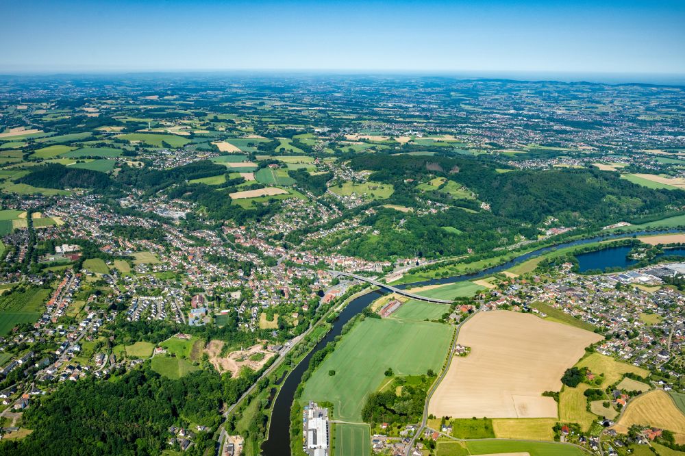 Vlotho von oben - Stadtansicht am Ufer des Flußverlaufes Weser in Vlotho im Bundesland Nordrhein-Westfalen, Deutschland
