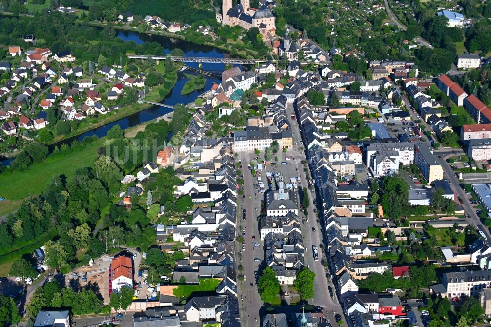Rochlitz aus der Vogelperspektive: Stadtansicht am Ufer des Flußverlaufes Zwickauer Mulde in Rochlitz im Bundesland Sachsen, Deutschland