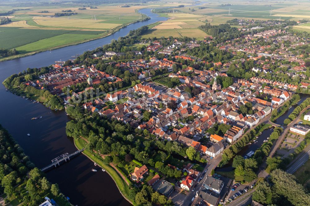 Luftbild Friedrichstadt - Stadtansicht am Ufer des Flußverlaufes zwischen Treene und Eider in Friedrichstadt im Bundesland Schleswig-Holstein, Deutschland