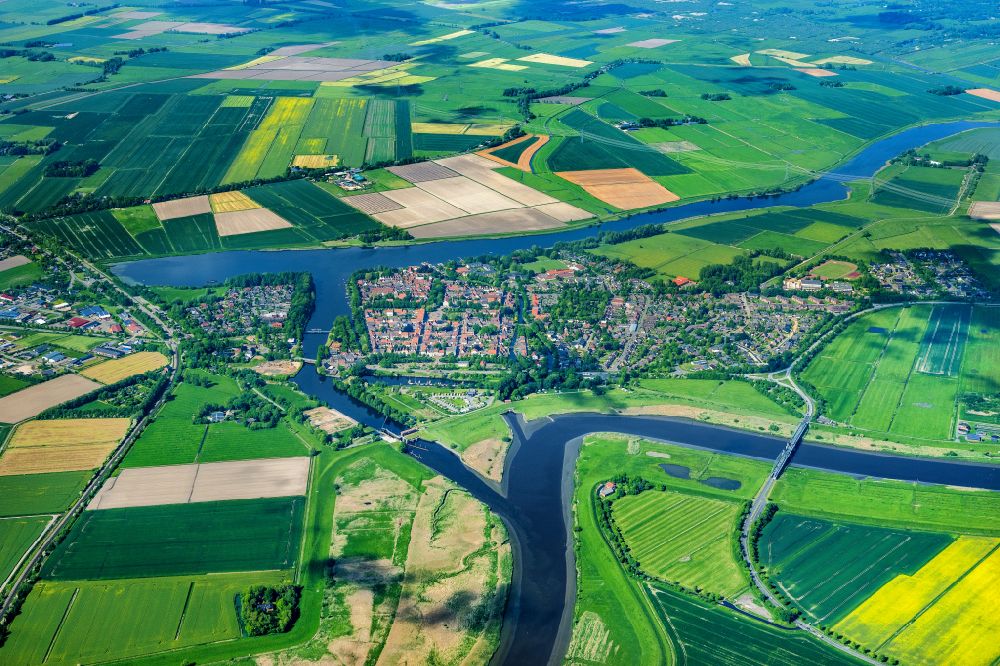 Friedrichstadt von oben - Stadtansicht am Ufer des Flußverlaufes zwischen Treene und Eider in Friedrichstadt im Bundesland Schleswig-Holstein, Deutschland