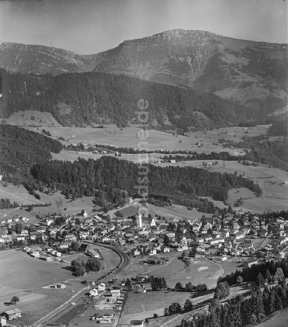 Luftbild Oberstaufen - Stadtansicht mit umgebender Berglandschaft im Allgäu in Oberstaufen im Bundesland Bayern, Deutschland