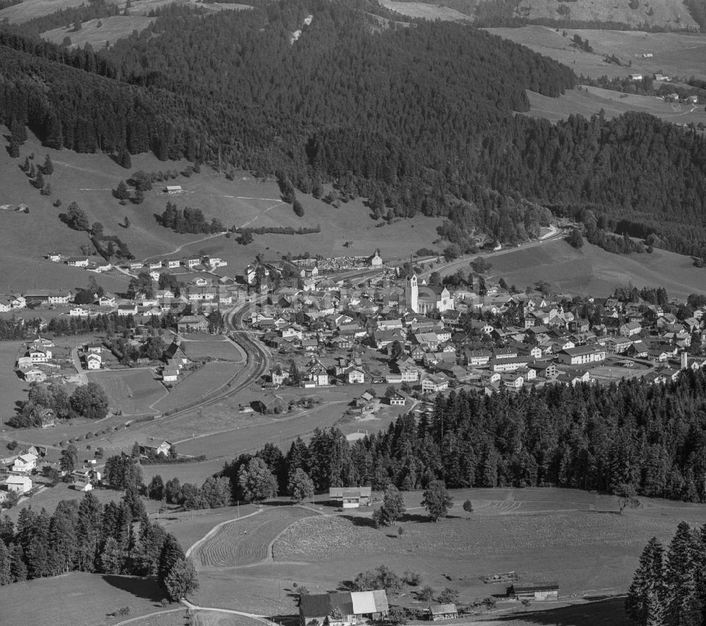 Oberstaufen von oben - Stadtansicht mit umgebender Berglandschaft im Allgäu in Oberstaufen im Bundesland Bayern, Deutschland