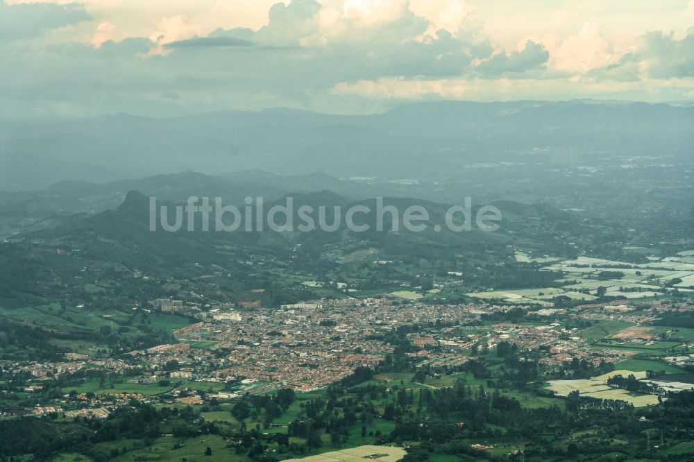 La Ceja von oben - Stadtansicht mit umgebender Berglandschaft in La Ceja in Antioquia, Kolumbien