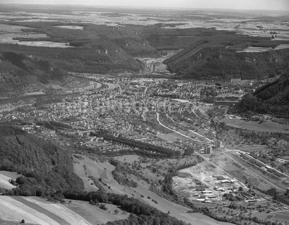 Luftaufnahme Geislingen an der Steige - Stadtansicht mit umgebender Berglandschaft in Geislingen an der Steige im Bundesland Baden-Württemberg, Deutschland