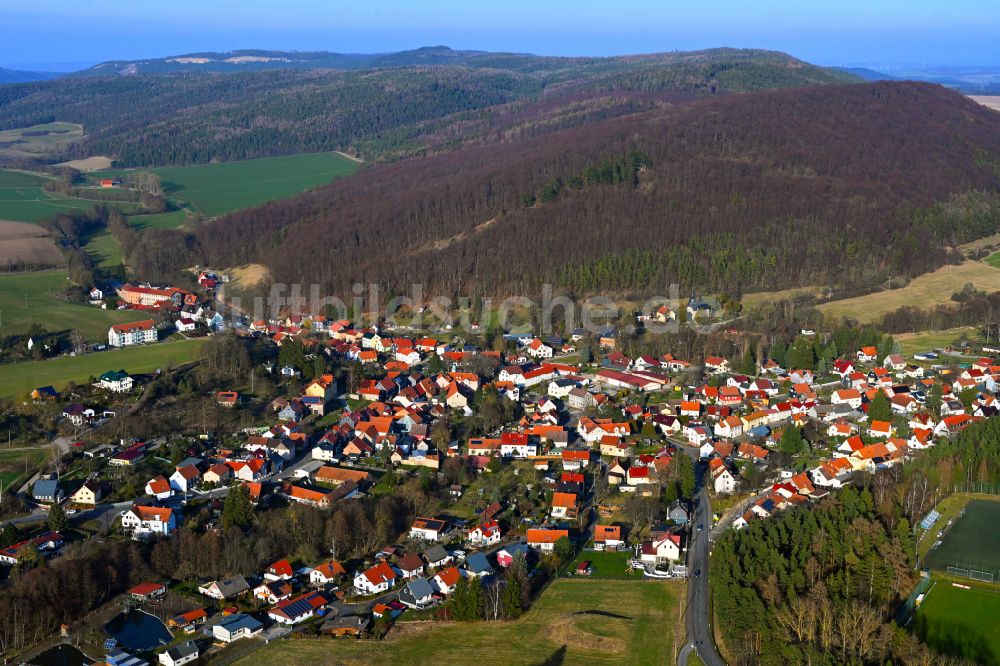 Martinroda von oben - Stadtansicht mit umgebender Berglandschaft in Martinroda im Bundesland Thüringen, Deutschland
