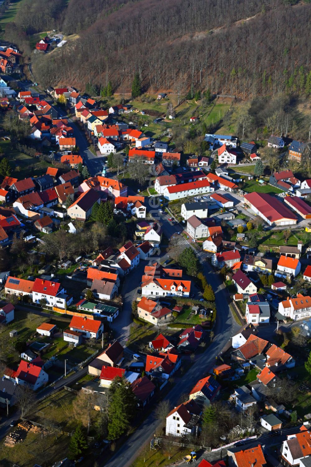 Martinroda von oben - Stadtansicht mit umgebender Berglandschaft in Martinroda im Bundesland Thüringen, Deutschland