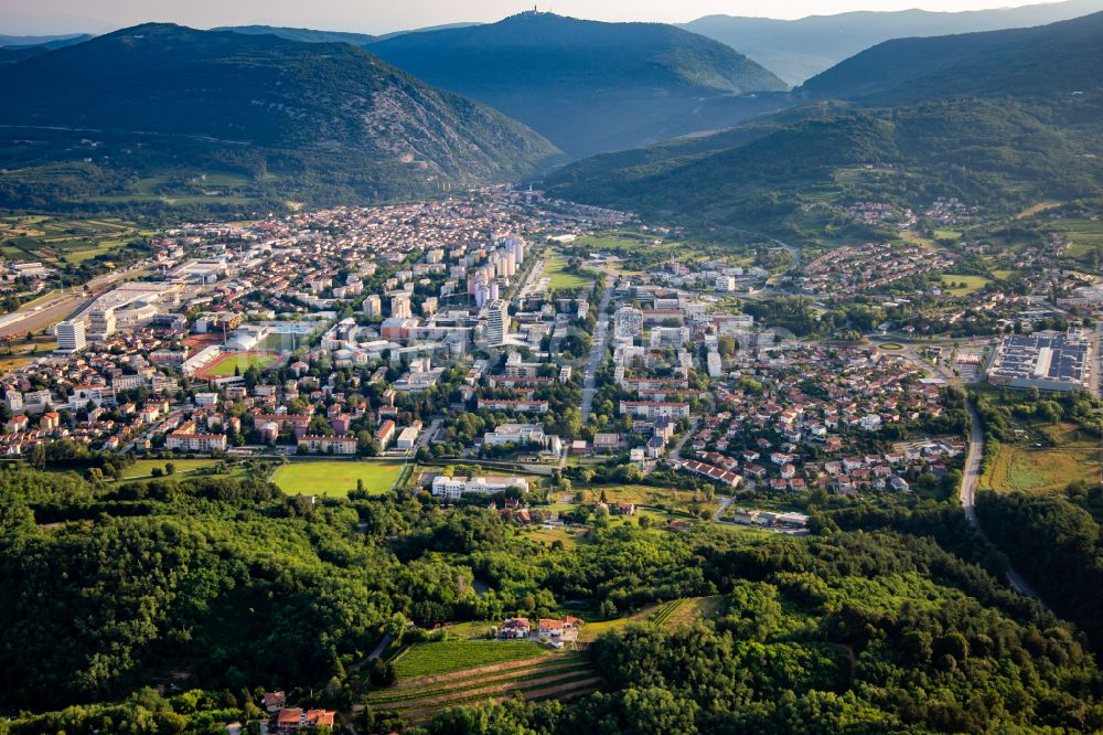 Nova Gorica von oben - Stadtansicht mit umgebender Berglandschaft in Nova Gorica in Slowenien