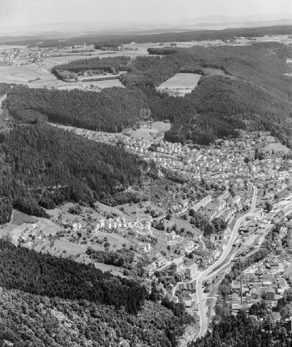 Luftaufnahme Schramberg - Stadtansicht mit umgebender Berglandschaft in Schramberg im Bundesland Baden-Württemberg, Deutschland