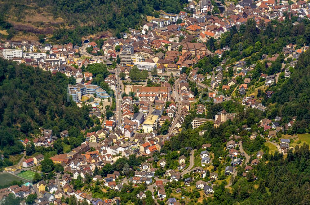 Luftbild Schramberg - Stadtansicht mit umgebender Berglandschaft in Schramberg im Bundesland Baden-Württemberg, Deutschland
