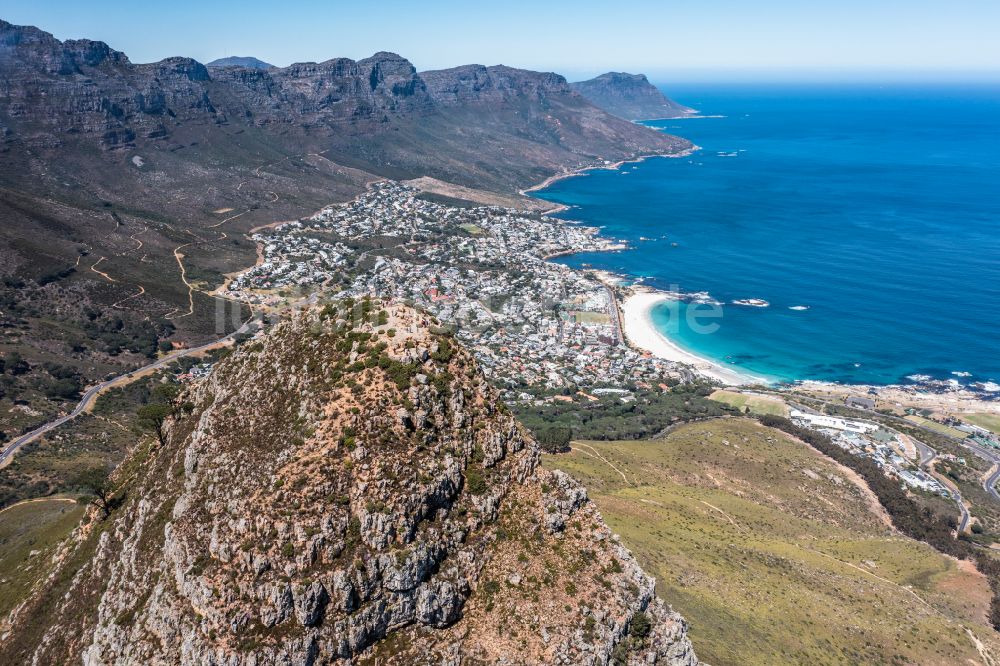 Kapstadt aus der Vogelperspektive: Stadtansicht mit umgebender Berglandschaft Tafelberg, Zwölf Apostel und Lion'sHead in Kapstadt in Western Cape, Südafrika