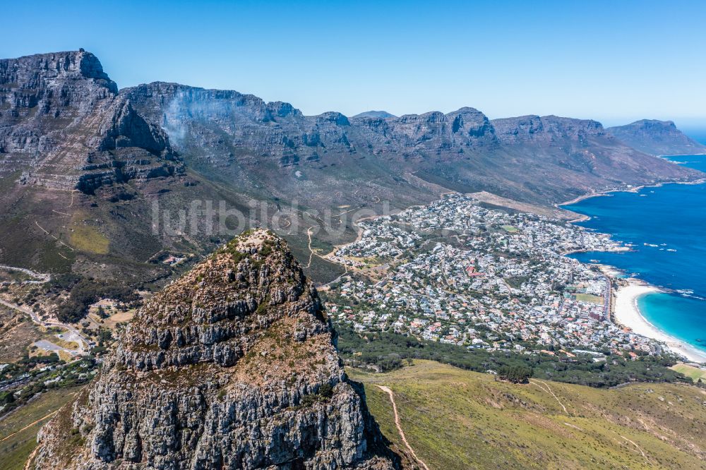 Kapstadt von oben - Stadtansicht mit umgebender Berglandschaft Tafelberg, Zwölf Apostel und Lion'sHead in Kapstadt in Western Cape, Südafrika