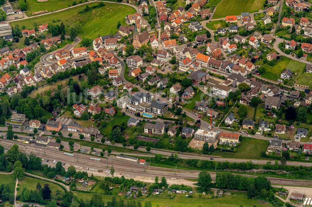 Luftbild Baiersbronn - Stadtansicht mit umgebender Berglandschaftdes Murgtal in Baiersbronn im Bundesland Baden-Württemberg, Deutschland
