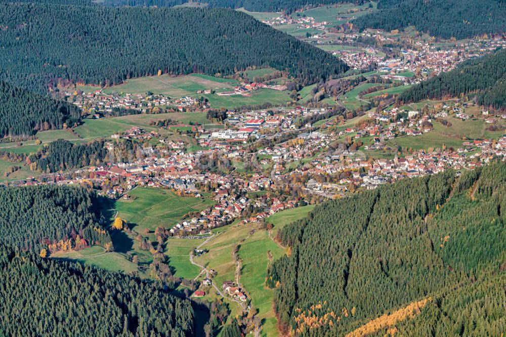 Luftaufnahme Baiersbronn - Stadtansicht mit umgebender Berglandschaftdes Murgtal in Baiersbronn im Bundesland Baden-Württemberg, Deutschland