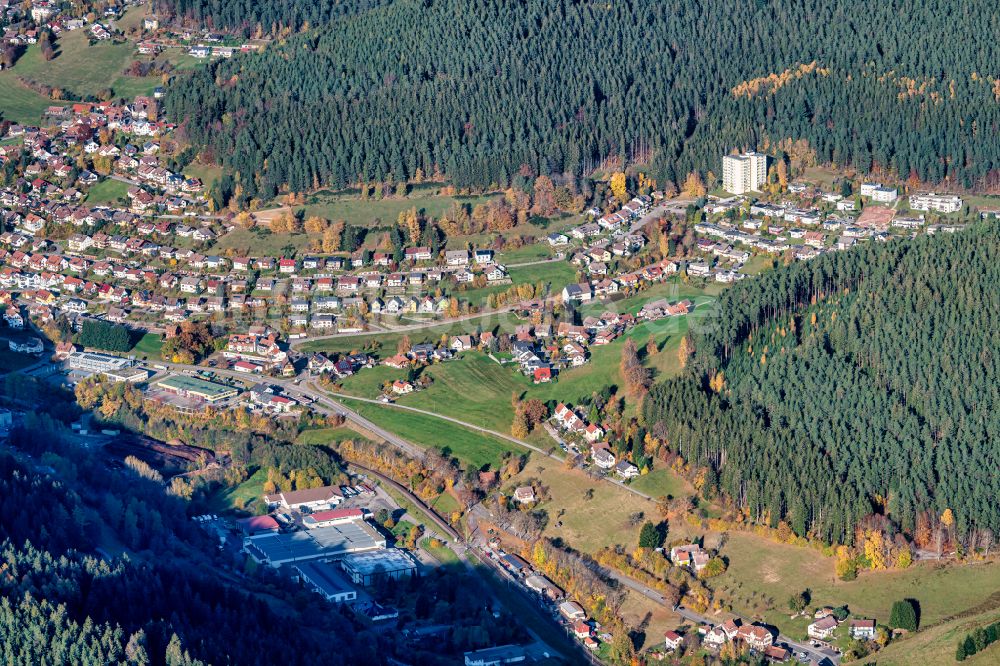 Baiersbronn von oben - Stadtansicht mit umgebender Berglandschaftdes Murgtal in Baiersbronn im Bundesland Baden-Württemberg, Deutschland