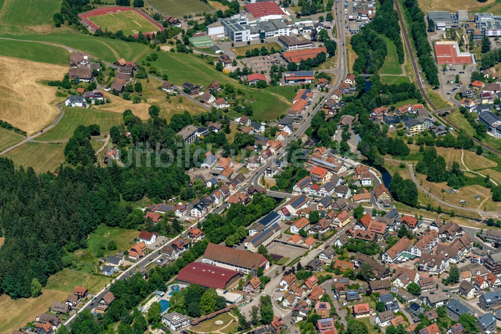 Luftaufnahme Baiersbronn - Stadtansicht mit umgebender Berglandschaftdes Murgtal in Baiersbronn im Bundesland Baden-Württemberg, Deutschland