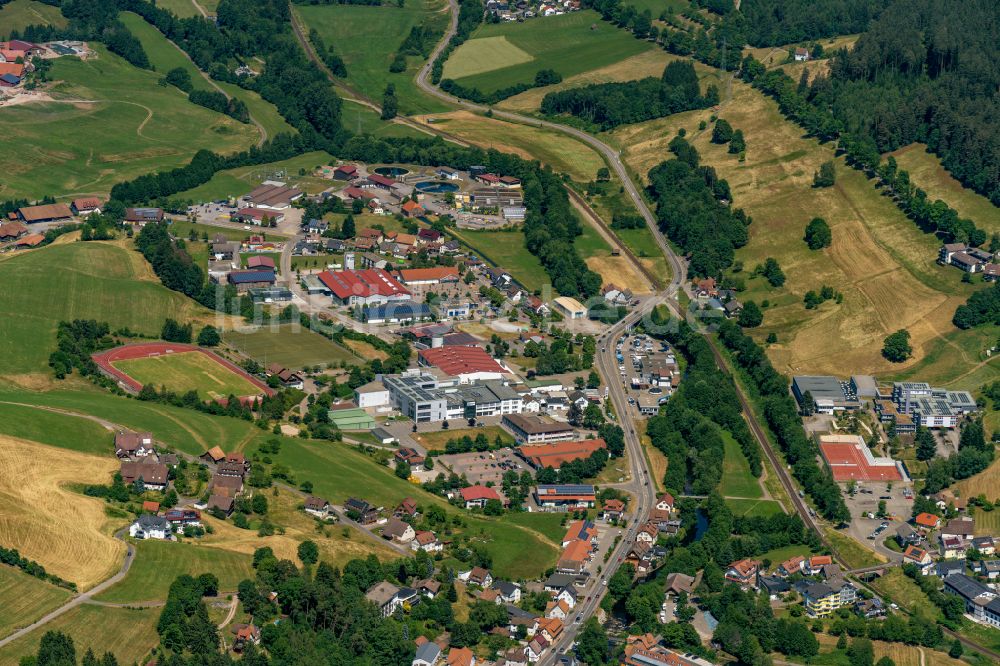 Luftbild Baiersbronn - Stadtansicht mit umgebender Berglandschaftdes Murgtal in Baiersbronn im Bundesland Baden-Württemberg, Deutschland