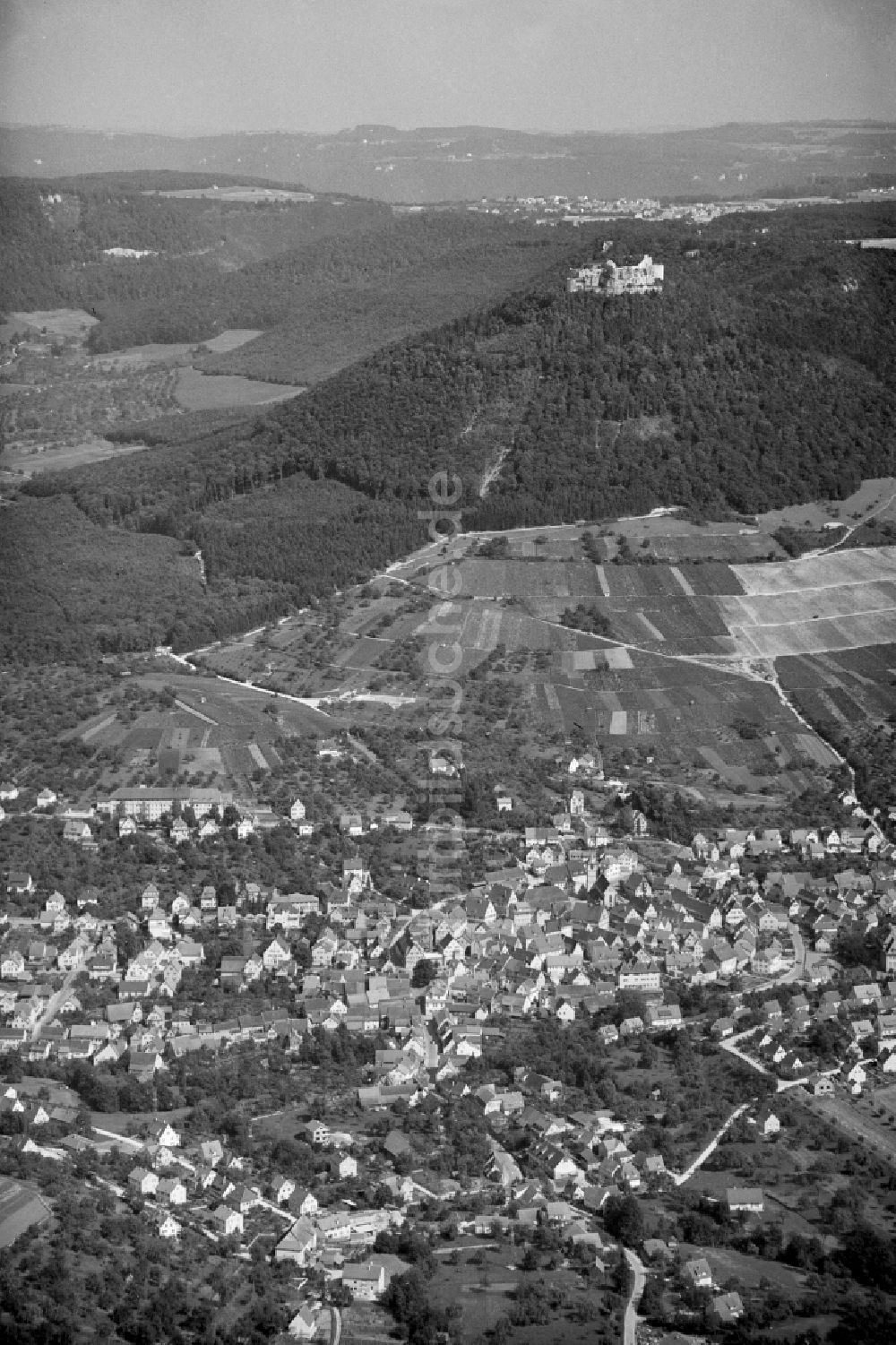 Neuffen von oben - Stadtansicht mit umgebender Berglandschaftund Burg Hohenneuffen in Neuffen im Bundesland Baden-Württemberg, Deutschland