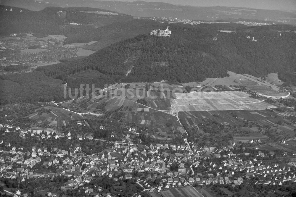 Luftbild Neuffen - Stadtansicht mit umgebender Berglandschaftund Burg Hohenneuffen in Neuffen im Bundesland Baden-Württemberg, Deutschland