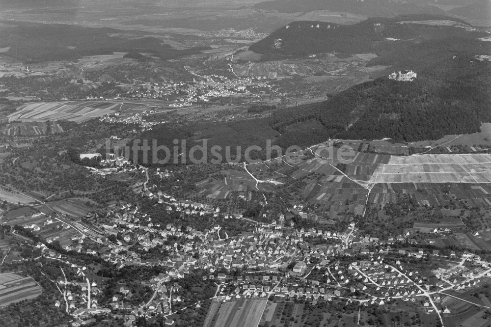 Luftaufnahme Neuffen - Stadtansicht mit umgebender Berglandschaftund Burg Hohenneuffen in Neuffen im Bundesland Baden-Württemberg, Deutschland