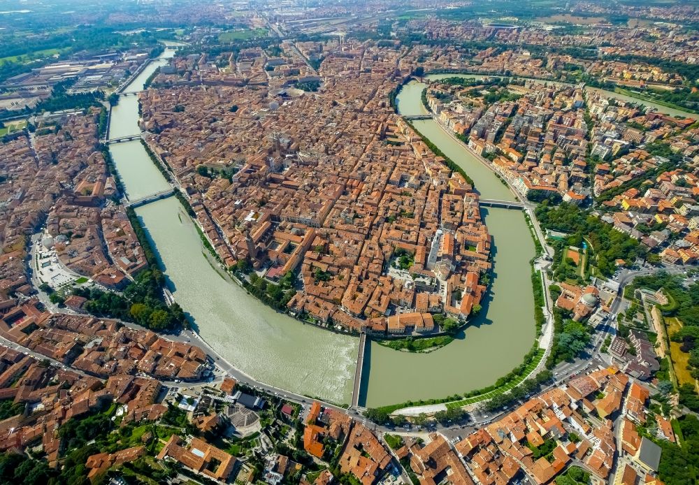 Verona von oben - Stadtansicht von Verona in der Region Venetien in Italien