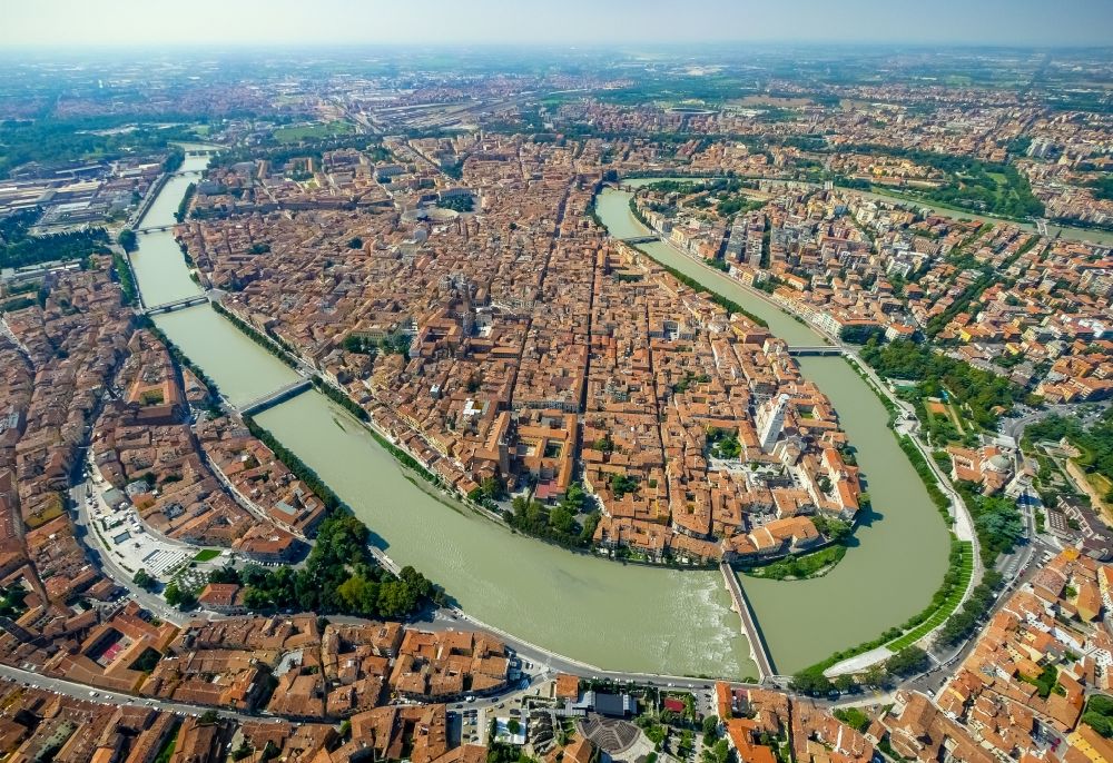 Verona aus der Vogelperspektive: Stadtansicht von Verona in der Region Venetien in Italien