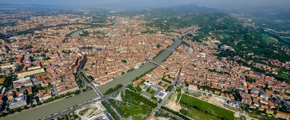 Luftaufnahme Verona - Stadtansicht von Verona in der Region Venetien in Italien