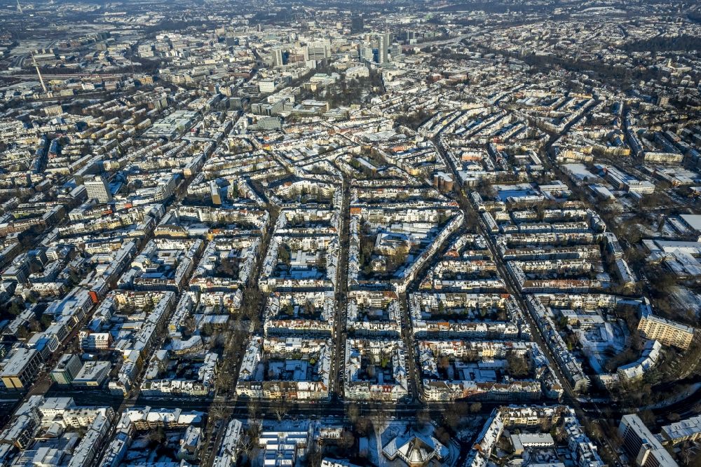Essen von oben - Stadtansicht des winterlich verschneiten Stadtteils Rüttenscheid in Essen im Bundesland Nordrhein-Westfalen
