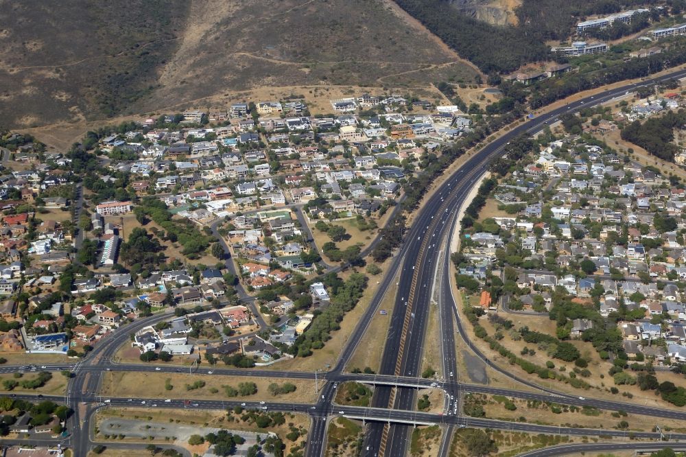 Kapstadt aus der Vogelperspektive: Stadtansicht und Wohnbebauung im Bezirk Plattekloof 1 an der Autobahn A1 im Stadtgebiet von Kapstadt in Westkap, Südafrika