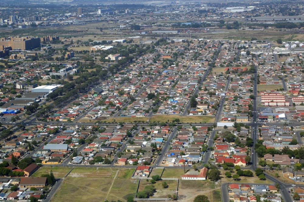 Kapstadt aus der Vogelperspektive: Stadtansicht und Wohnbebauung im Bezirk Ravensmead im Stadtgebiet von Kapstadt in Westkap, Südafrika