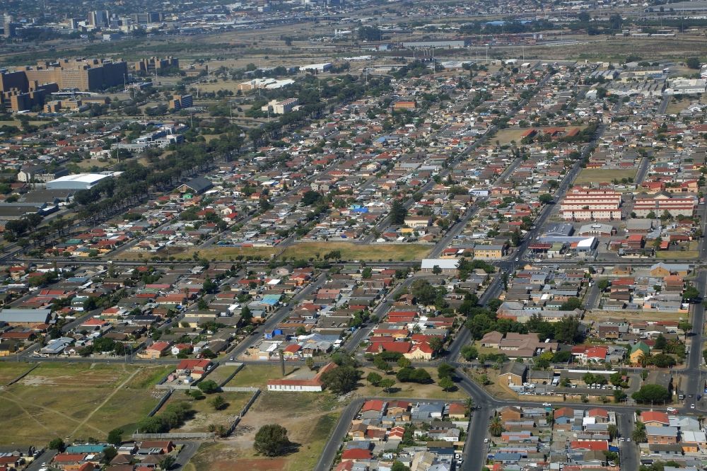 Luftbild Kapstadt - Stadtansicht und Wohnbebauung im Bezirk Ravensmead im Stadtgebiet von Kapstadt in Westkap, Südafrika