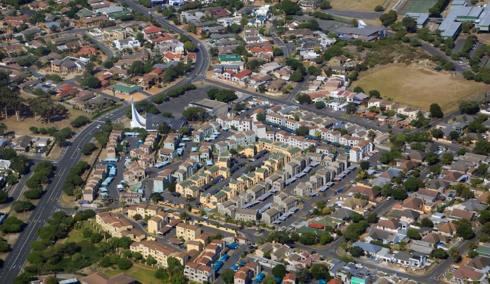 Luftaufnahme Kapstadt - Stadtansicht und Wohnbebauung im Bezirk De Tijger im Stadtgebiet von Kapstadt in Westkap, Südafrika
