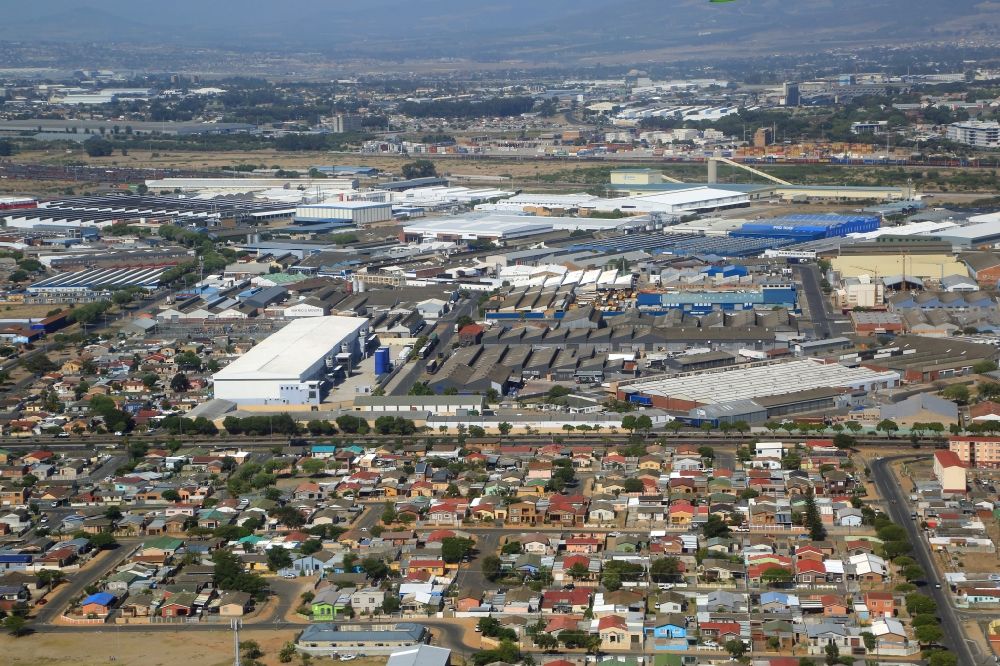 Luftaufnahme Kapstadt - Stadtansicht mit Wohnbebauung im Bezirk Uitsig und Gewerbegebiet Parow Industrial im Stadtgebiet von Kapstadt in Westkap, Südafrika
