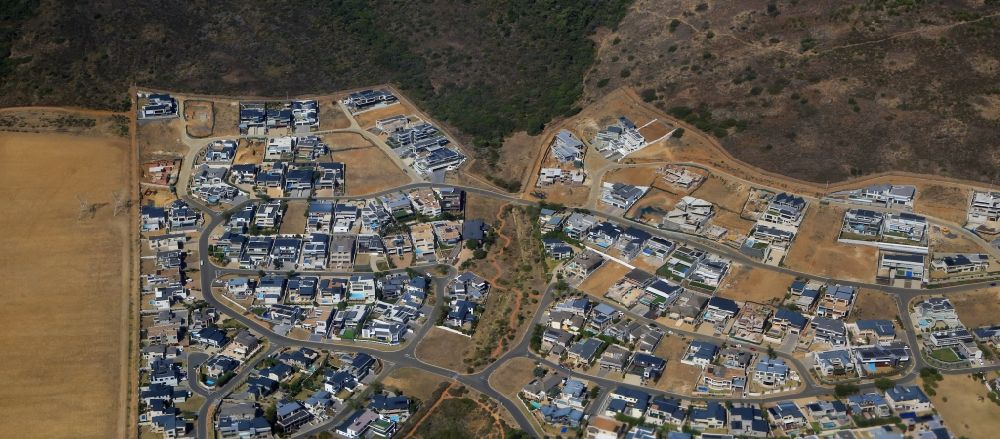 Kapstadt von oben - Stadtansicht der Wohnbebauung am Fusse des Tygerberg im Bezirk Parow im Stadtgebiet von Kapstadt in Westkap, Südafrika