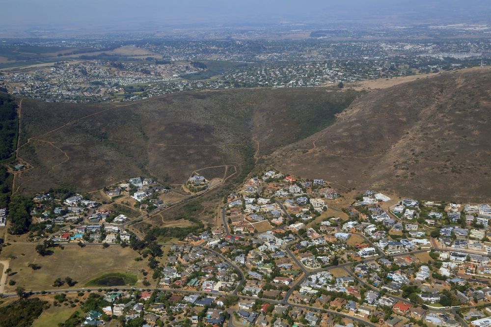 Luftbild Kapstadt - Stadtansicht der Wohnbebauung am Fusse des Tygerberg im Bezirk Parow im Stadtgebiet von Kapstadt in Westkap, Südafrika