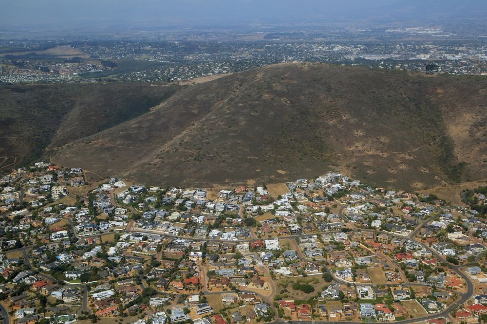 Luftaufnahme Kapstadt - Stadtansicht der Wohnbebauung am Fusse des Tygerberg im Bezirk Parow im Stadtgebiet von Kapstadt in Westkap, Südafrika