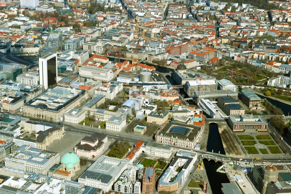 Luftbild Berlin - Stadtansicht zwischen Bebelplatz, Kupfergraben, Lustgarten, Musumsinsel im Stadtgebiet in Berlin, Deutschland