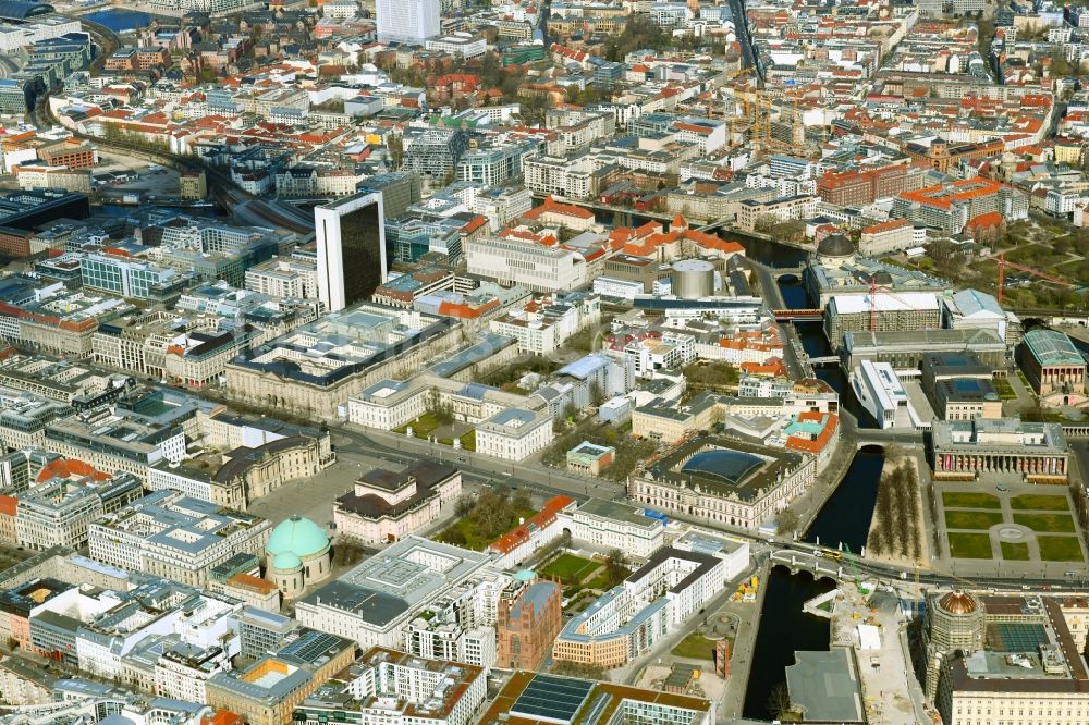 Luftaufnahme Berlin - Stadtansicht zwischen Bebelplatz, Kupfergraben, Lustgarten, Musumsinsel im Stadtgebiet in Berlin, Deutschland