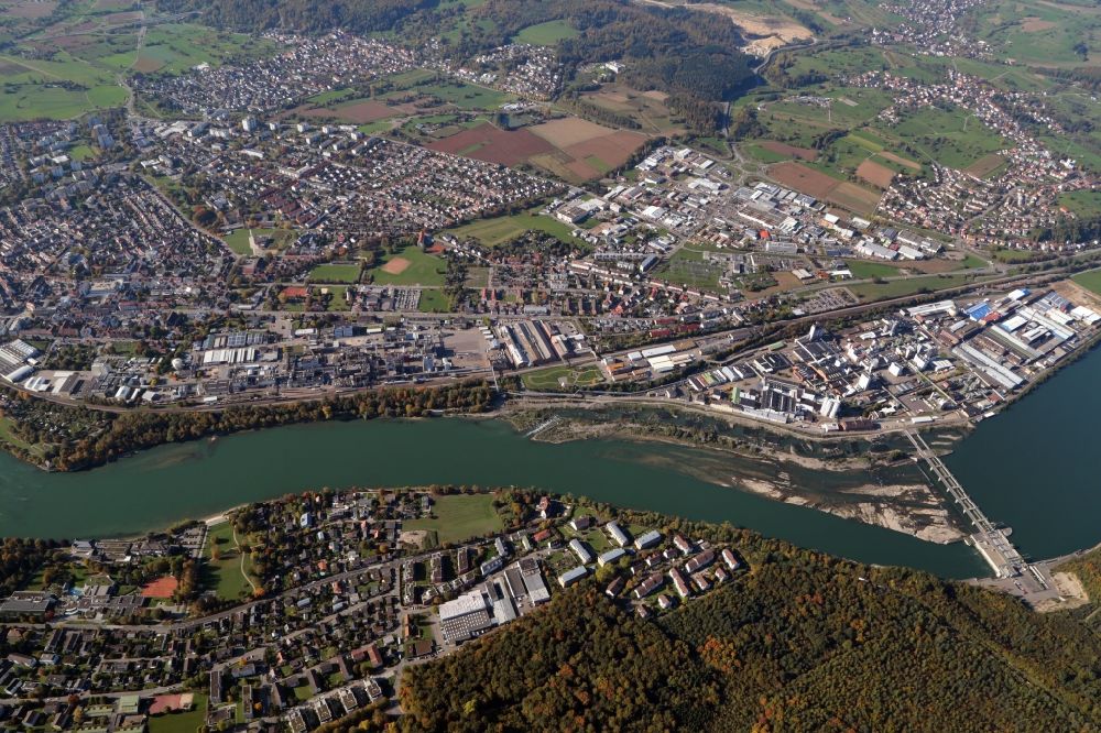 Luftaufnahme Rheinfelden (Baden) - Stadtgebiet mit Außenbezirken, Gewerbe- und Industriegebiet, dem Wasserkraftwerk und dem Rhein in Rheinfelden (Baden) im Bundesland Baden-Württemberg, Deutschland