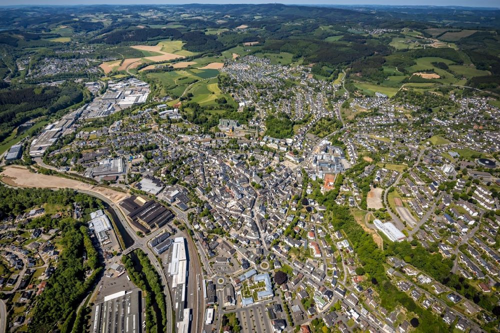 Luftaufnahme Attendorn - Stadtgebiet mit Außenbezirken und Innenstadtbereich in Attendorn im Bundesland Nordrhein-Westfalen, Deutschland